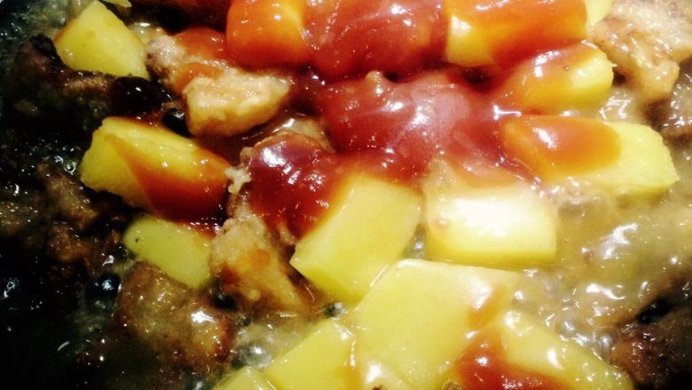 菠萝古老肉,倒入<a style='color:red;display:inline-block;' href='/shicai/ 46553'>蕃茄酱</a>、<a style='color:red;display:inline-block;' href='/shicai/ 10588'>糖</a>、甜椒、红椒、少量水翻炒（不要停，容易粘锅），不要盖锅盖，30秒后起菜。