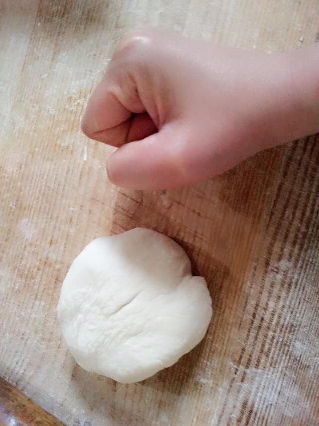 特色手抓饼,和面团,发醒。揪成和拳头大小的剂子。