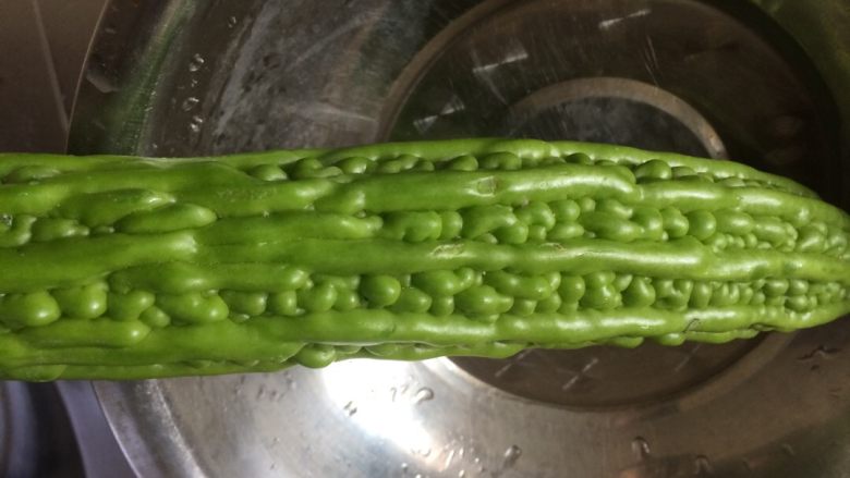 苦瓜蒸肉圆,<a style='color:red;display:inline-block;' href='/shicai/ 55'>苦瓜</a>清洗，不要去皮。