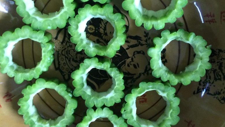 苦瓜蒸肉圆,切2.5cm厚，去除内心白色肉质，装盘。