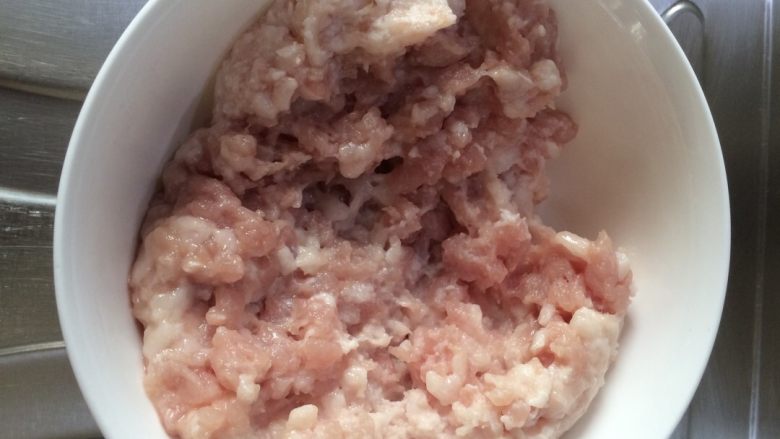 苦瓜蒸肉圆,肉末准备好后，放入<a style='color:red;display:inline-block;' href='/shicai/ 894'>黄酒</a>、淀粉、盐、蛋清搅拌后腌制10分钟。