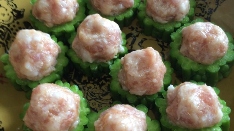 苦瓜蒸肉圆,肉末做成圆形，放入苦瓜圈肉。