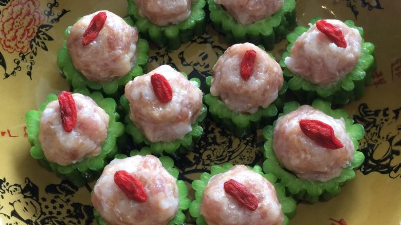 苦瓜蒸肉圆,在肉元顶部放上枸杞，使肉圆苦中带甘甜。