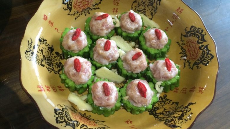 苦瓜蒸肉圆,放入<a style='color:red;display:inline-block;' href='/shicai/ 37'>姜</a>片、<a style='color:red;display:inline-block;' href='/shicai/ 2795'>蒜头</a>、盐、<a style='color:red;display:inline-block;' href='/shicai/ 10588'>糖</a>、黄酒、倒了适量清水，放入水烧开的蒸锅内蒸12分钟。