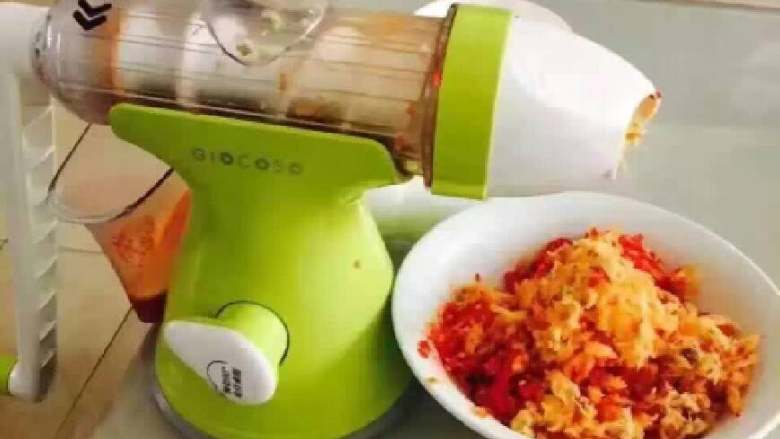 辣椒酱,用原汁机把材料搅碎备用