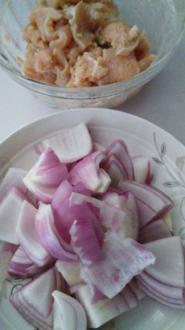 洋葱炒鸡片,食材准备:<a style='color:red;display:inline-block;' href='/shicai/ 29'>洋葱</a>去老皮洗净切片，<a style='color:red;display:inline-block;' href='/shicai/ 5885'>鸡脯肉</a>洗净切片，加料酒盐葱姜淀粉腌制备用。