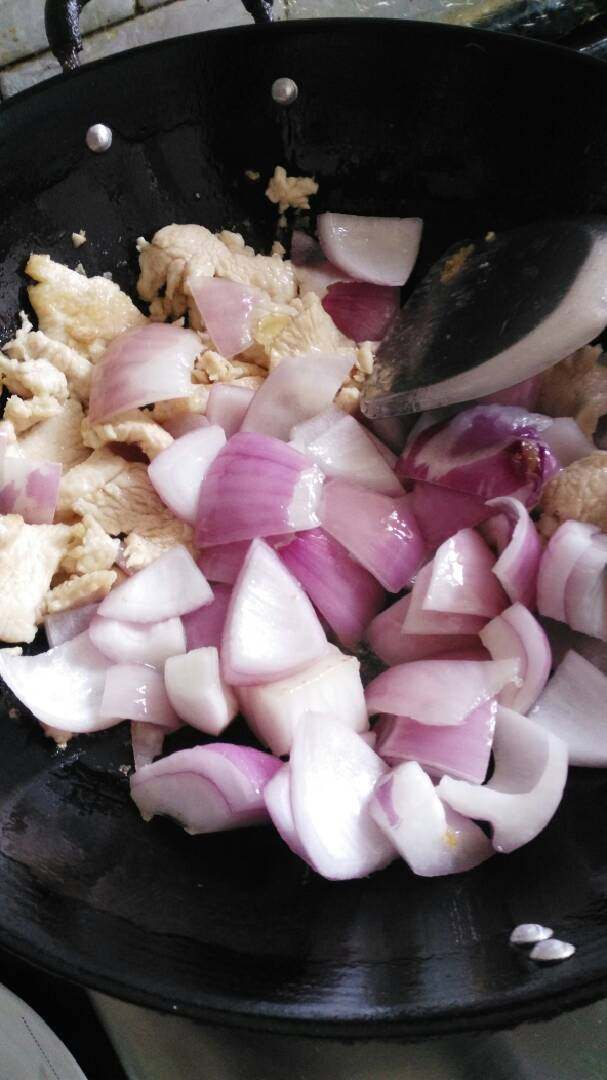 洋葱炒鸡片,起锅，热锅凉油，下腌制的鸡脯肉，翻炒七成熟，再下洋葱继续翻炒，调味:倒入老抽、生抽、盐丶味精，炒制成熟出锅，装盘oK。