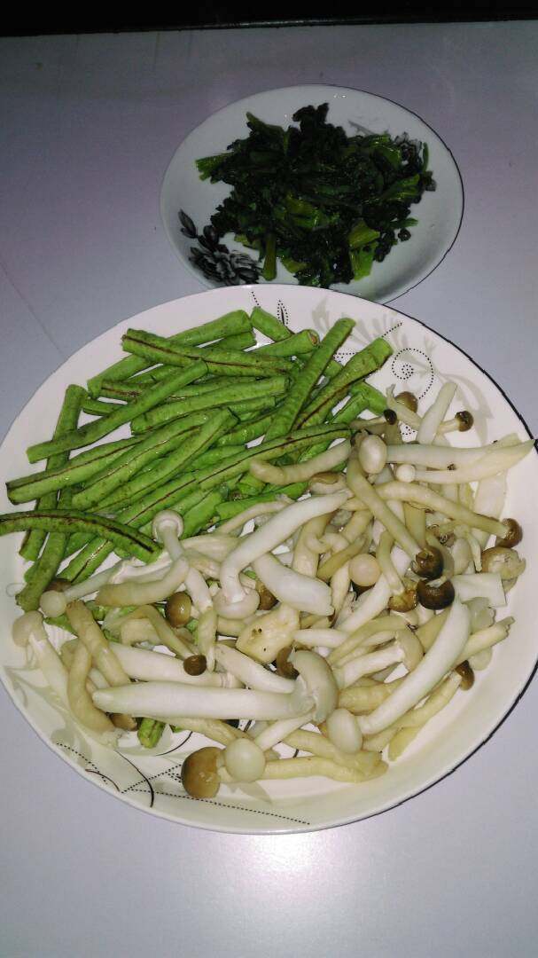 煸炒長豆角,食材准备:長豆角洗净，切段;白玉菇去老根、撕开、洗净;<a style='color:red;display:inline-block;' href='/shicai/ 2862'>橄榄菜</a>浸泡洗净备用。