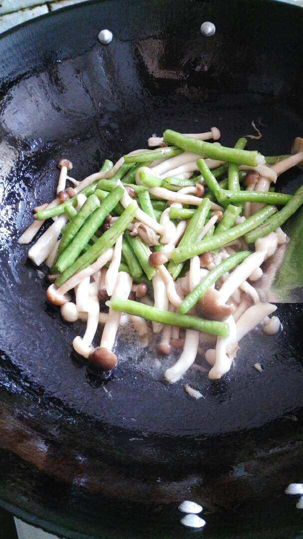 煸炒長豆角,起锅，热锅凉油，倒入長豆角、白玉菇煸炒六成熟。