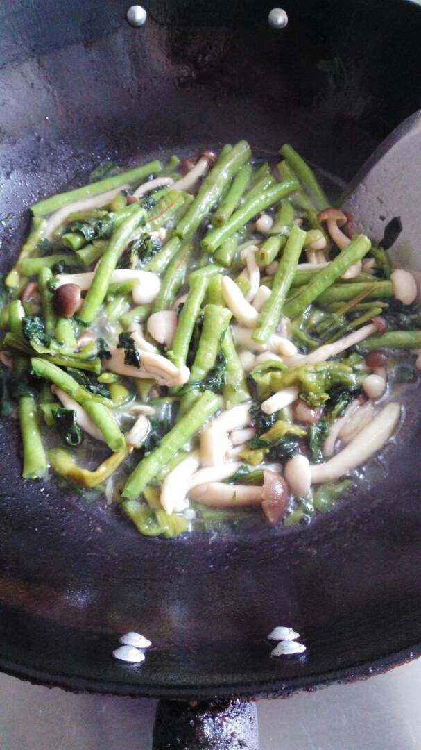 煸炒長豆角,再倒入橄榄菜继续翻炒成熟，出锅装盘，撒上芝麻0K。