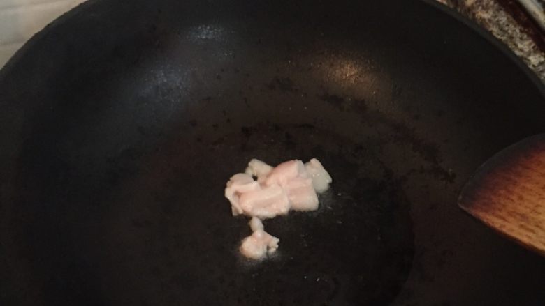 平菇炒肉,锅内倒少许油,把肥肉放锅里榨油