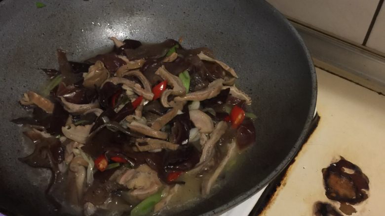 黑木耳爆炒豬肚,➕鹽巴雞精糖味琳酒黑胡椒粉少許,翻炒出香味,➕水少許悶煮