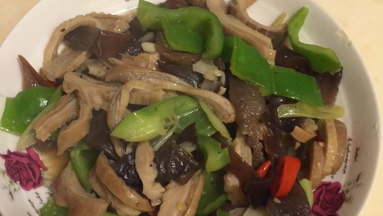 黑木耳爆炒豬肚,好嘍,汁不要收太乾哦,很下飯