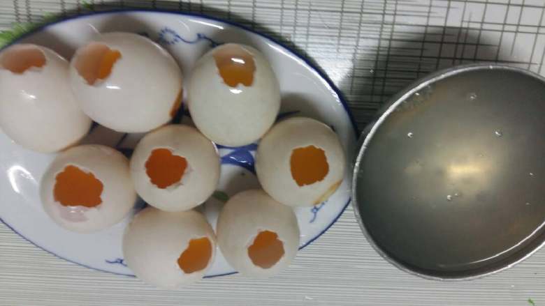 糯米鸭蛋,鸭蛋尖一头的敲开挖一个小孔里,沥净蛋清,依次做好。
