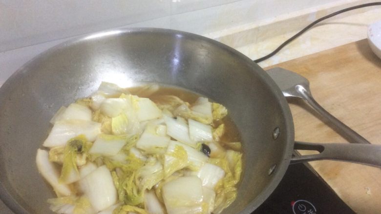 醋溜白菜,树椒爆锅,下入白菜帮炒到微软为止(因为我是全扔里炒的,你们也可以借鉴),撒盐,以此让入醋、蚝油、酱油(很多菜感觉放酱油更有味,好像有黑色素沉淀,建议皮肤白白的妹妹们少放)然后中火炖会。