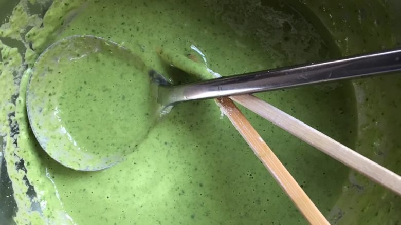 菠菜饼
,将<a style='color:red;display:inline-block;' href='/shicai/ 117'>菠菜</a>一小把放在料理机中打泥，过滤出<a style='color:red;display:inline-block;' href='/shicai/ 117'>菠菜</a>汁倒入<a style='color:red;display:inline-block;' href='/shicai/ 519'>面粉</a>内，搅拌成糊状，可根据个人口味加入适量<a style='color:red;display:inline-block;' href='/shicai/ 288'>虾皮</a>。