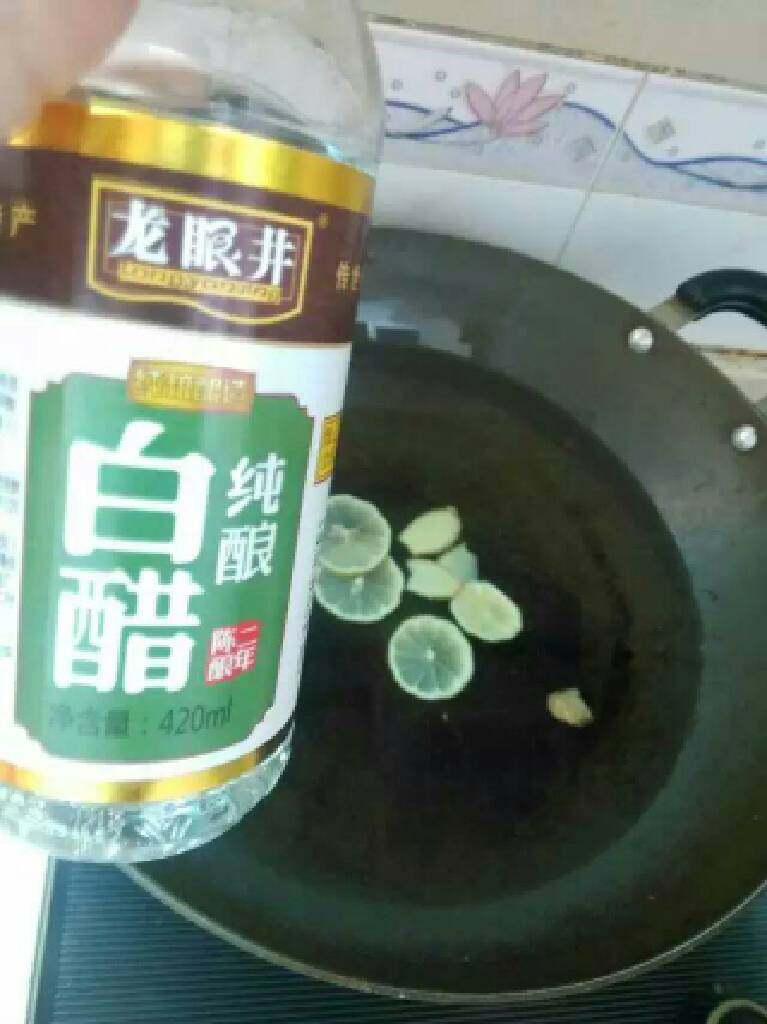 电饭锅盐焗鸡脚,白醋# <a style='color:red;display:inline-block;' href='/shicai/ 595'>柠檬</a>片#<a style='color:red;display:inline-block;' href='/shicai/ 37'>姜</a>片#煮开水备用