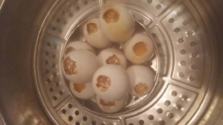 糯米鸭蛋,蒸锅加水放入糯米蛋,旺火烧开转中火蒸半小时即可