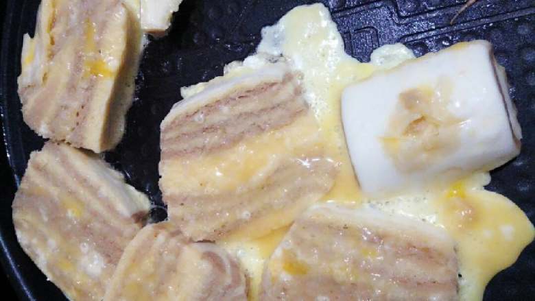 鸡蛋煎馍,电饼到油档预热,温度上升后,把粘好鸡蛋液的馒头依次放入电饼档中,