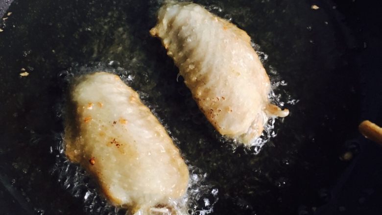 金枪鱼松三明治套餐,两个蒜香鸡翅,用蒜蓉包裹冰箱腌制三天。昨晚拿冷藏室解冻。