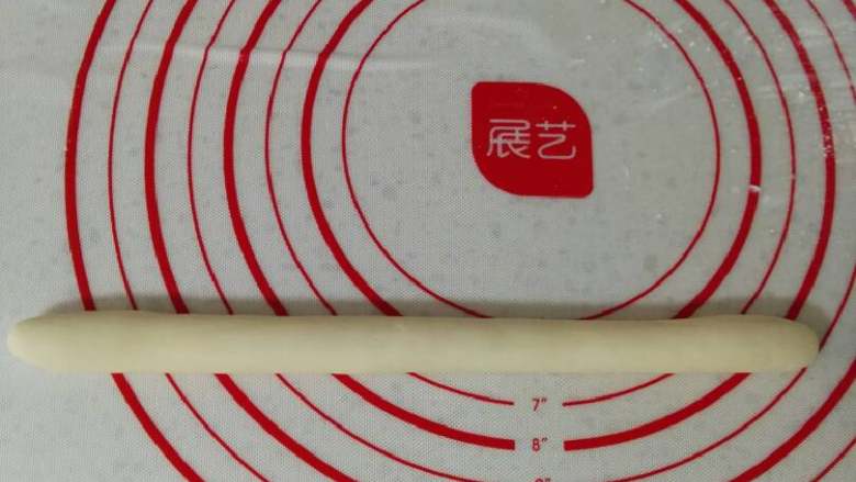 小鸟馒头,面团均匀分成6个小面团,每个面团搓成长条。
