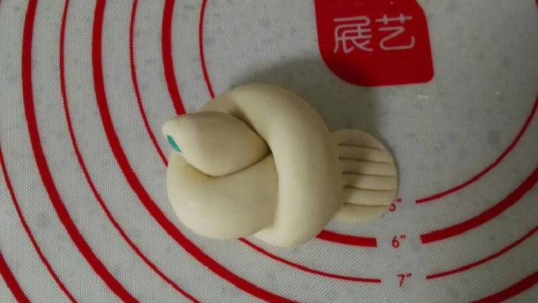 小鸟馒头,尾巴压扁,用刀背或刮板压出纹路,整理出鸟嘴,用黑米或芝麻按出2个眼睛,(家里没黑米,我用花糯米按的眼睛,嘻嘻漂亮吧
😜)