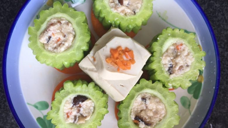 素食苦瓜花,盛盘，中间放一小块豆腐(如图