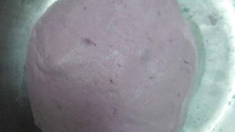 紫薯圆子椰汁芒果西米露,同木薯粉和面,用冷水和面,面可以稍微软些