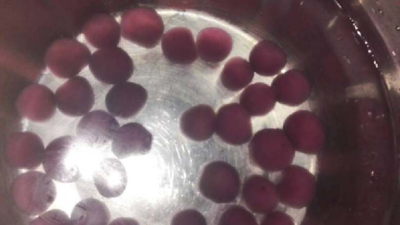 紫薯圆子椰汁芒果西米露,准备一盆冷水泡一会儿,这样圆子才会比较Q,口感好,最后捞出沥水,五至十分钟就可以了
