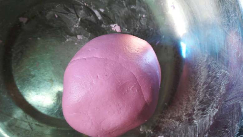 五谷豆浆泡彩色汤圆#有个故事#,白色，用热水和面，紫红色，背紫菜汁，汁弄热下和面，胡萝卜汁