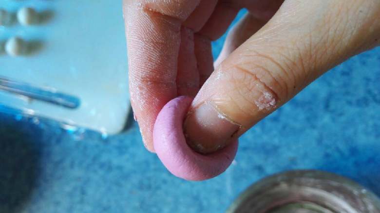 五谷豆浆泡彩色汤圆#有个故事#,取一小个面团，用大姆指搓个窝型，