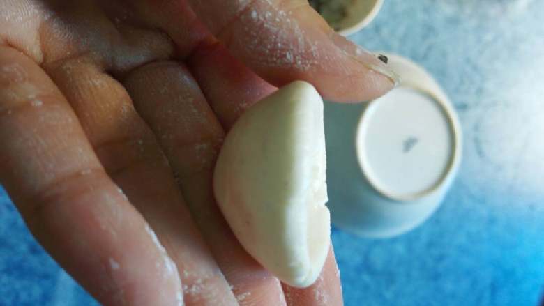 五谷豆浆泡彩色汤圆#有个故事#,尽量搓深些，好放馅