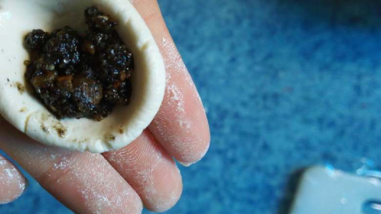 五谷豆浆泡彩色汤圆#有个故事#,放进事先拌好的馅，