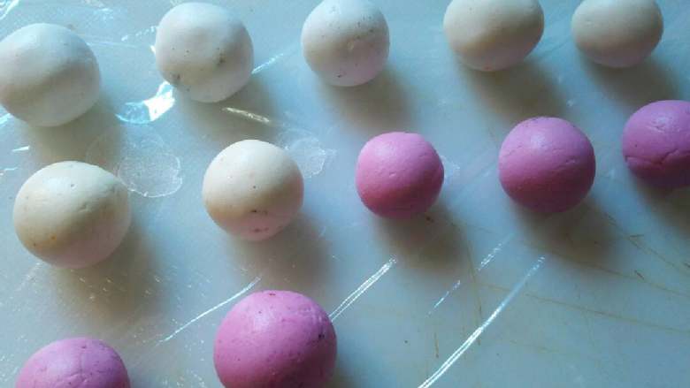 五谷豆浆泡彩色汤圆#有个故事#,这个一个个汤圆就欧了，准备一锅烧开的开水，汤圆一个一个放进去，得搅下，防止粘锅，。