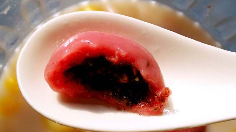 五谷豆浆泡彩色汤圆#有个故事#,煮好汤圆沥水装到豆浆里，随意加些枸杞子，熟玉米片，这样色彩更丰富了，咬一口糯糯的，满嘴芝麻花生味，一个字，香