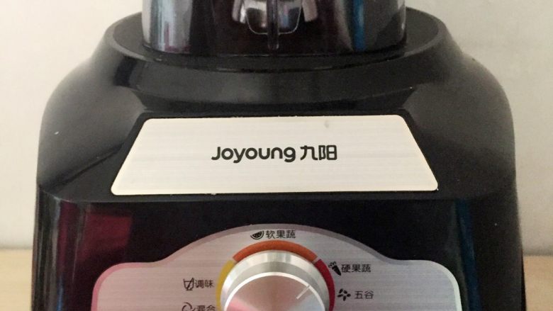 黄瓜软饼,加入九阳料理机,加入适量水
选择硬果蔬启动开关榨成汁