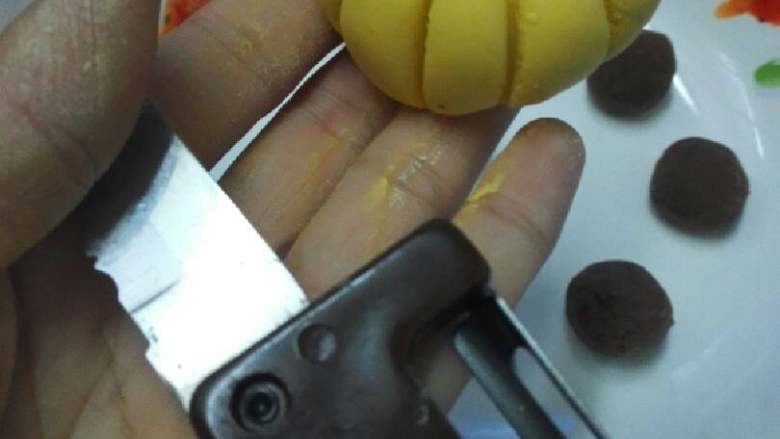 小南瓜豆沙糯米团子+#有个故事#,用刀背轻轻压一下,压出南瓜瓣,