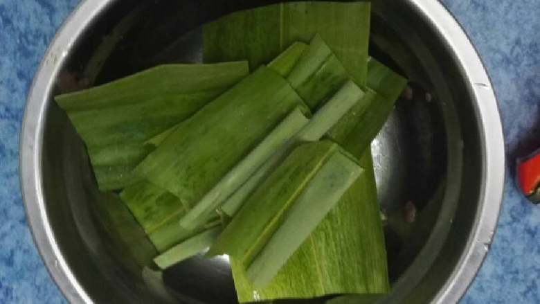 小南瓜豆沙糯米团子+#有个故事#,糯米团蒸后会比较粘乎,所以底下垫张粽子叶