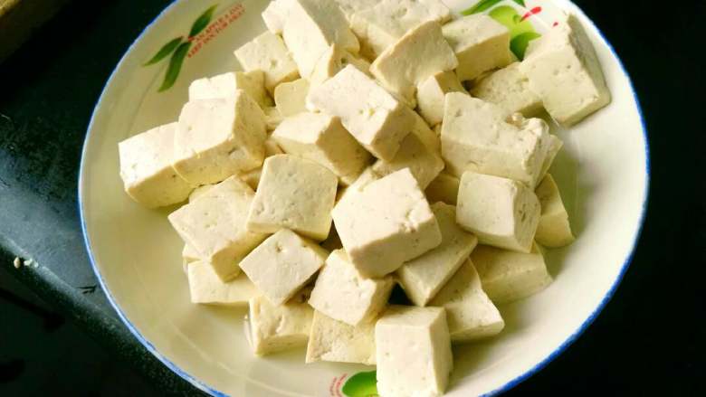 家庭版麻婆豆腐,<a style='color:red;display:inline-block;' href='/shicai/ 465'>豆腐</a>切成见方小块，放盐焯水盛出
