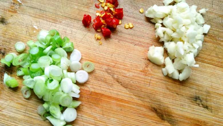 家庭版麻婆豆腐,准备葱花，蒜末，<a style='color:red;display:inline-block;' href='/shicai/ 82'>小米椒</a>切碎。我不爱吃姜所以没放。