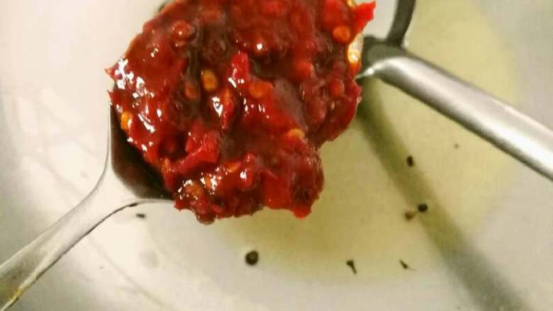 家庭版麻婆豆腐,有烧热，放<a style='color:red;display:inline-block;' href='/shicai/ 11801'>郫县豆瓣</a>和<a style='color:red;display:inline-block;' href='/shicai/ 694'>豆豉</a>，葱花蒜末小米椒，白糖少许。