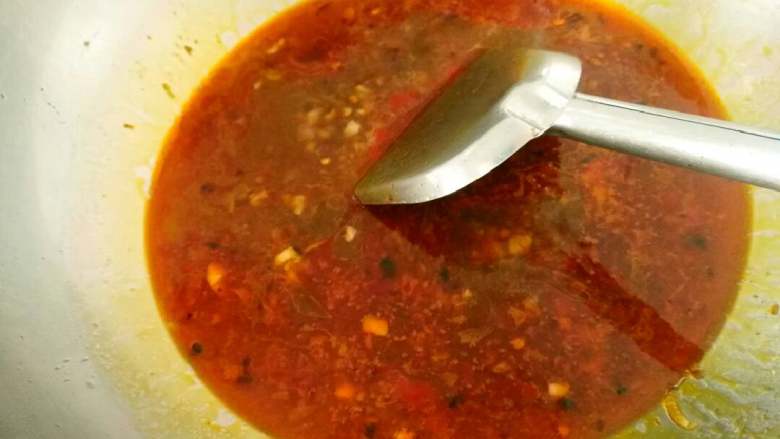 家庭版麻婆豆腐,锅中放入清水，不要太多。