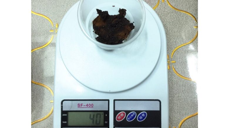 黑糖红枣葡萄干发糕,准备食材,称量黑糖。