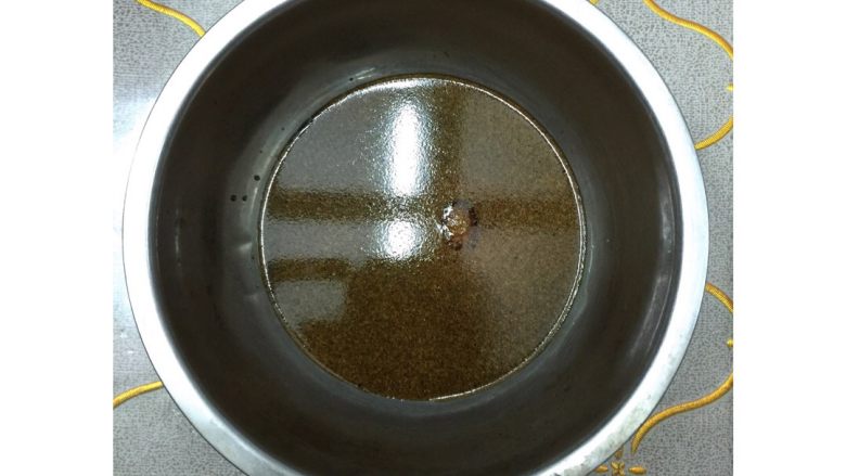 黑糖红枣葡萄干发糕,用温水把黑糖化开,过滤杂质,加入<a style='color:red;display:inline-block;' href='/shicai/ 731'>酵母</a>粉充分溶化。