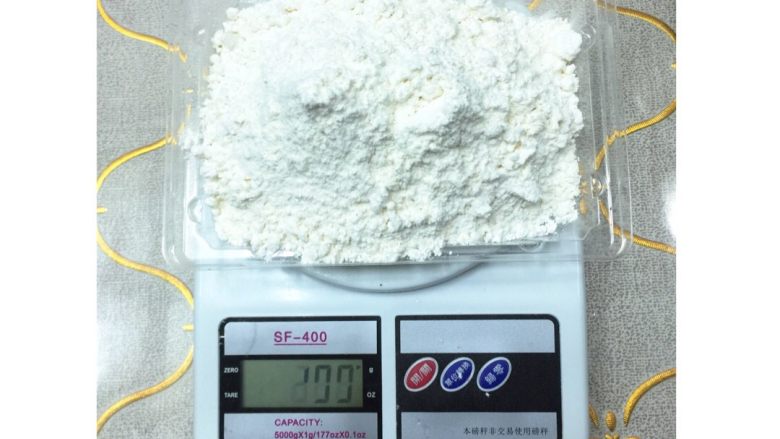 黑糖红枣葡萄干发糕,称量面粉。