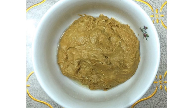 黑糖红枣葡萄干发糕,另外备一个碗,刷少许食用油防粘,将拌好的面糊倒入,用保鲜膜密闭包裹。室温发酵1小时至2倍大。