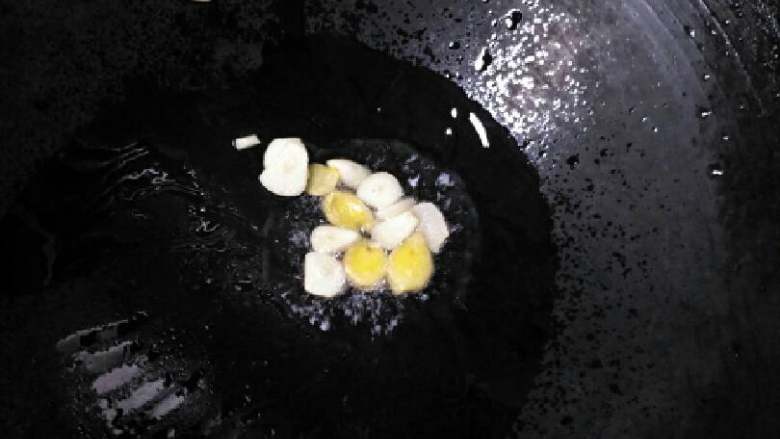 烧肉炒凉瓜,锅烧热,加油,爆香蒜头姜。