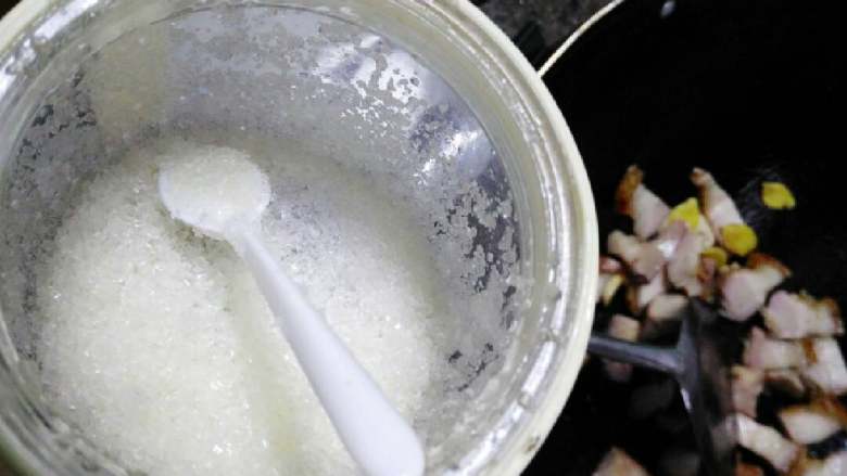 烧肉炒凉瓜,烧肉加糖,用糖炒过的烧肉会很好吃,糖可以多加一点,因为要和凉瓜炒会苦。