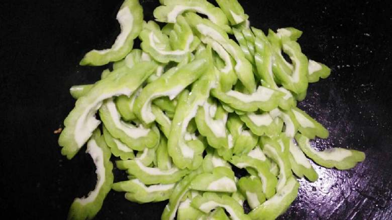 烧肉炒凉瓜,锅里加油炒蒜头,放凉瓜