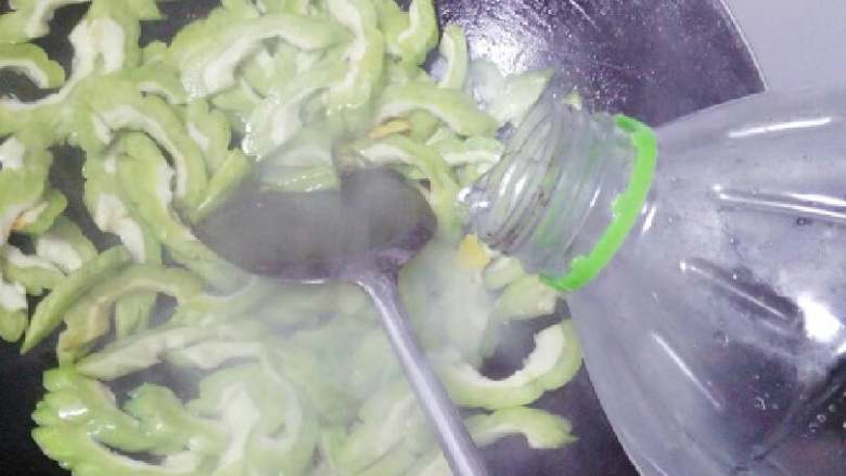 烧肉炒凉瓜,锅里加水,再加进一点点糖